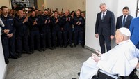 Paus berusia 88 tahun itu, yang secara bertahap semakin sering tampil di depan publik saat ia pulih dari krisis kesehatan terbesar dalam 12 tahun masa kepausannya, melakukan perjalanan ke penjara Regina Coeli, sekitar lima menit berkendara ke selatan Vatikan.