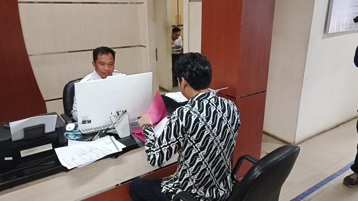 Napoleon diwakilkan kuasa hukumnya melaporkan oknum anggota DPRD Lubulkinggau ke Polda Sumsel