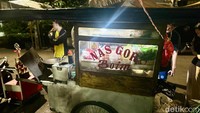 Nasi goreng gerobakan alias tektek selalu dicari karena harganya murah dan rasanya enak. Salah satunya Nasi Goreng Bang Boim yang setiap sore hingga malam mangkal di Pluit Karang. Foto: Andi Annisa DR/detikfood