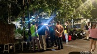 Meski ditawarkan di kawasan penduduk mayoritas nonmuslim, Bang Boim menjamin racikan nasi gorengnya halal.  Foto: Andi Annisa DR/detikfood