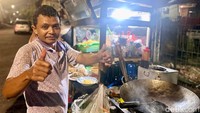 Ini dia sosok peraciknya, Bang Boim. Ia mengaku sudah nyaman jualan di lokasi ngumpet di dalam perumahan. Foto: Andi Annisa DR/detikfood