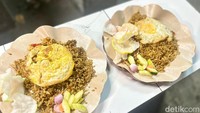 Ini dia tampilan nasi goreng yang punya aroma smoky dan rasa nikmat. Tercecap rasa gurih karena pemakaian bawang putih dan ebi dalam bumbunya. Foto: Andi Annisa DR/detikfood