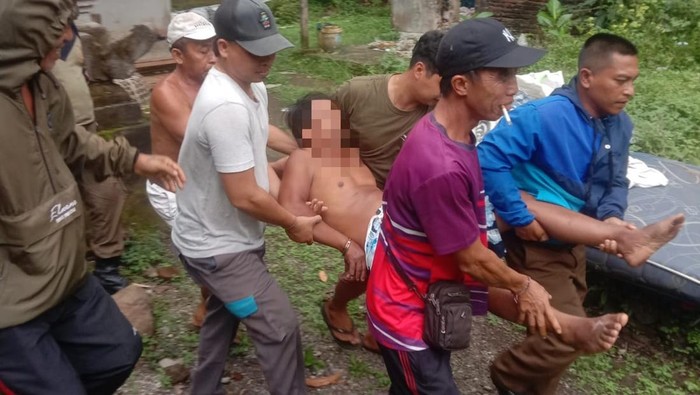 ODGJ mengamuk di Karangasem saat diamankan, Sabtu (19/4/2025). (Istimewa)