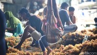 Seorang anak tengah bersantai dalam ayunan di rumah pabetang.