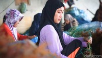 Tak hanya orang tua, anak sekolah pun banyak yang ikut menjadi pengikat benih rumput laut. Mereka bisa menabung dari upahnya.