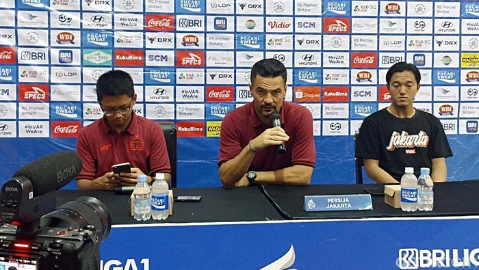 Pelatih dan pemain Persija saat presscon