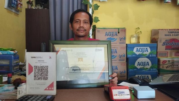 Pemilik Toko Toya Nyoman Wisnaya di Denpasar, Kamis (17/4/2025). Wisnaya menjadi agen BRILink sejak 2021.