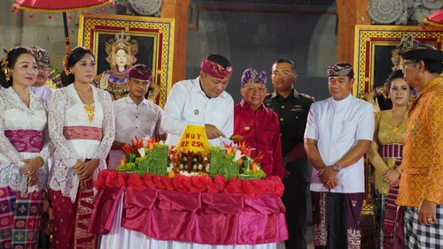 Pemkab Gianyar menggelar upacara HUT ke-254 Kota Gianyar di Alun-alun Kota Gianyar, Sabtu (19/4/2025). (IST)