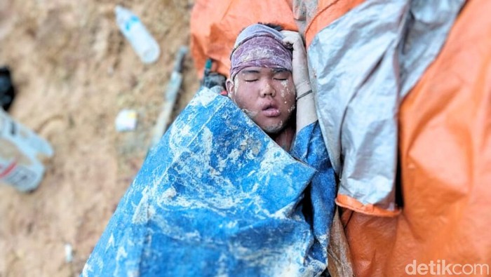 Di tengah belantara Krayan, Kalimantan Utara, seorang remaja bernama Andre Setiawan (17) menunjukkan perjuangannya. Lulusan SMA ini berjibaku dengan lumpur dan medan sulit agar bisa mengumpulkan uang untuk mengejar mimpi menjadi prajurit TNI.