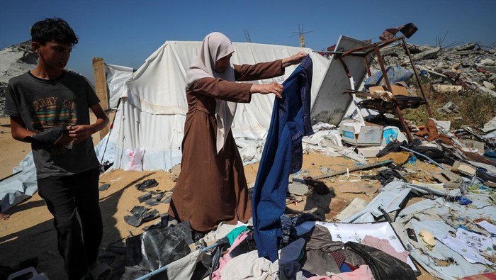 People gather at the site where Palestinian man Ghassan Asaliya, his wife and all their 5 children were killed in an Israeli strike on their tent where they sheltered, according to medics, in Jabalia refugee camp in the northern Gaza Strip April 17, 2025. REUTERS/Mahmoud Issa