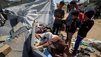 Serangan udara Israel menghantam sekitar 40 target di seluruh Jalur Gaza selama sehari terakhir, kata militer pada hari Jumat, beberapa jam setelah Hamas menolak tawaran gencatan senjata Israel yang menurutnya tidak memenuhi tuntutannya untuk menyetujui penghentian perang sepenuhnya. 