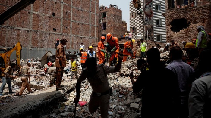 Penampakan Sisa-sisa Bangunan Runtuh yang Mematikan di India Emergency personnel use a crane to remove a slab at the site of a collapsed building in New Delhi, India, April 19, 2025. REUTERS/Adnan Abidi TPX IMAGES OF THE DAY