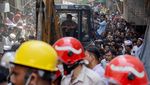 Penampakan Sisa-sisa Bangunan Runtuh yang Mematikan di India