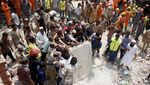 Penampakan Sisa-sisa Bangunan Runtuh yang Mematikan di India
