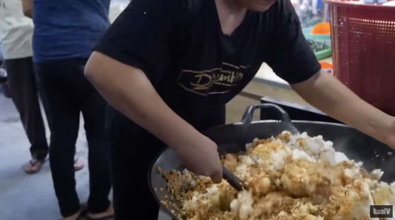 Penjual Nasi Goreng Sukses, Omzet Jutaan hingga Anak Kuliah di Harvard