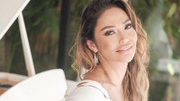 Kabar bahagia datang dari Shanty. Usai vakum 12 tahun di dunia hiburan, kini ia meluncurkan lagu Dahulu dengan versi baru yang digarap bersama Rieka Roslan. Foto: Instagram shantyofficial