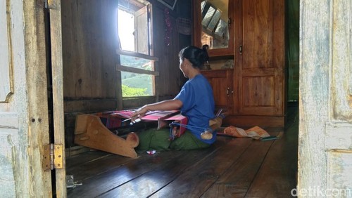 Kegiatan menenun perempuan Mbawa, beberapa waktu lalu.