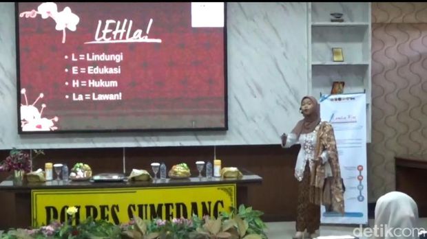 Peserta lomba esai Piala Kapolres Sumedang menggunakan baju adat daerah peringatan Hari Kartini.