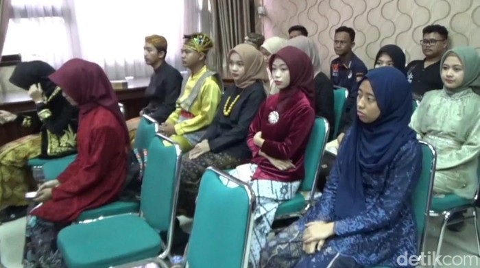 Peserta lomba esai Piala Kapolres Sumedang menggunakan baju adat daerah peringatan Hari Kartini.