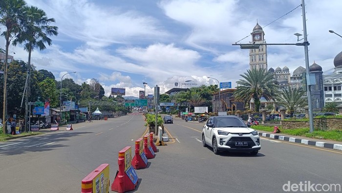 Polisi memberlakukan sistem satu arah atau one way di Jalan Raya Puncak, Bogor, Jawa Barat. One way diberlakukan dari arah Puncak menuju Jakarta siang ini. (Rizky/detikcom).