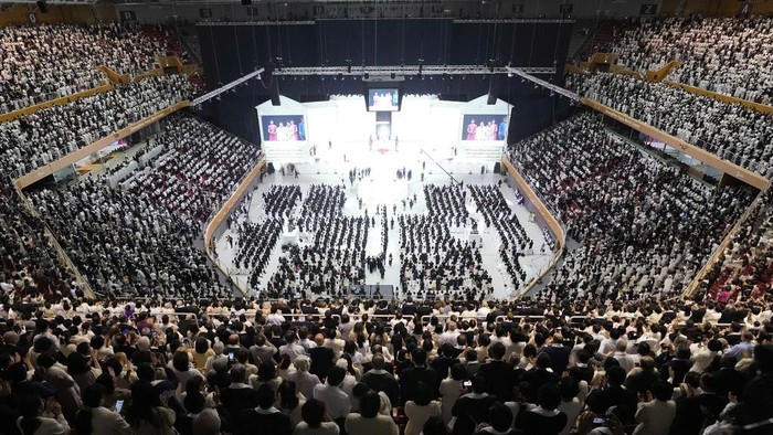 Potret Bahagia 5.000 Pasangan Ikut Nikah Massal di Korea Selatan Couples attend a mass wedding ceremony at the Cheong Shim Peace World Center in Gapyeong, South Korea, Saturday, April 12, 2025. (AP Photo/Ahn Young-joon)