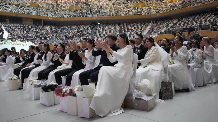 Couples attend a mass wedding ceremony at the Cheong Shim Peace World Center in Gapyeong, South Korea, Saturday, April 12, 2025. (AP Photo/Ahn Young-joon)