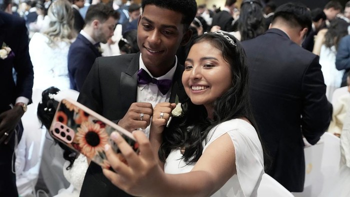 Couples attend a mass wedding ceremony at the Cheong Shim Peace World Center in Gapyeong, South Korea, Saturday, April 12, 2025. (AP Photo/Ahn Young-joon)