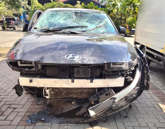 Potret mobil Ioniq 5 hancur usai menyeruduk pejalan kaki hingga 23 motor di parkiran diskotek di Sunter, Jakarta Utara, pada Sabtu (19/4/2025) dini hari.