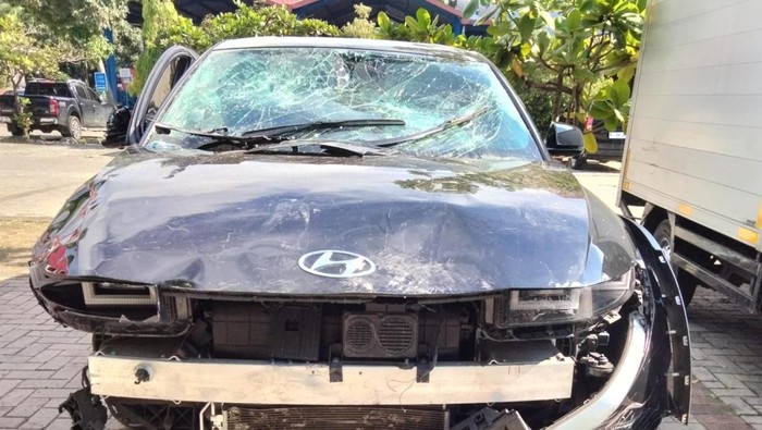 Potret mobil Ioniq 5 hancur usai menyeruduk pejalan kaki hingga 23 motor di parkiran diskotek di Sunter, Jakarta Utara, pada Sabtu (19/4/2025) dini hari.