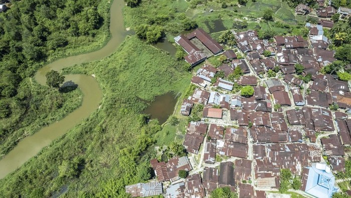 Foto udara Stasiun Pompa Asam di hilir Sungai Asam dan kawasan pertokoan di Pasar Jambi, Jambi, Jumat (18/4/2025). Pemerintah Kota Jambi mengalokasikan dana sebesar Rp5 miliar yang didukung dana tambahan sebesar Rp25 miliar dari Pemerintah Provinsi Jambi dan Rp45 miliar dari Pemerintah Pusat untuk membebaskan lahan dan menormalisasi alur Sungai Asam sebagai upaya pengendalian banjir di kota itu. ANTARA FOTO/Wahdi Septiawan/YU