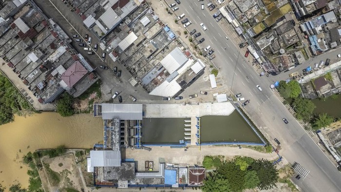 Potret Sungai Asam yang Bakal Dinormalisasi Guna Pengendalian Banjir Foto udara Stasiun Pompa Asam di hilir Sungai Asam dan kawasan pertokoan di Pasar Jambi, Jambi, Jumat (18/4/2025). Pemerintah Kota Jambi mengalokasikan dana sebesar Rp5 miliar yang didukung dana tambahan sebesar Rp25 miliar dari Pemerintah Provinsi Jambi dan Rp45 miliar dari Pemerintah Pusat untuk membebaskan lahan dan menormalisasi alur Sungai Asam sebagai upaya pengendalian banjir di kota itu. ANTARA FOTO/Wahdi Septiawan/YU