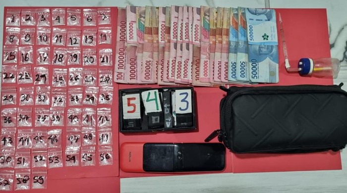 Kutai Barat - Pria di Kutai Barat, Kalimantan Timur (Kaltim), IW (46)  ditangkap usai kedapatan memiliki 59 poket sabu seberat 16 gram. Ia mengakui sabu tersebut diedarkan ke masyarakat terutama karyawan perusahaan yang berada di Kecamatan Bongan.