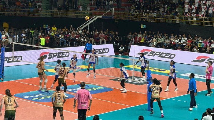 Gresik Petrokimia Pupuk Indonesia (GPPI) vs Jakarta Pertamina Enduro (JPE) di laga kedua Final Four Proliga 2025 di GOR Jayabaya Kota Kediri