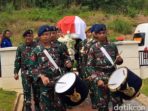 Mimpi Hotma Sitompoel Dimakamkan Secara Militer Terwujud