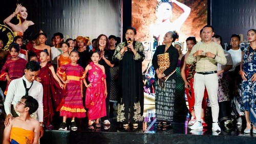 Putri Koster membuka acara fashion show, Jumat (18/4/2025).