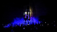 Pertunjukan pada hari Jumat (18/4), dimulai pada tengah malam. Peserta melukis wajah mereka, menyesuaikan kostum yang menyerupai tulang, dan mendandani anak-anak dengan pakaian yang menyeramkan seperti kerangka. 