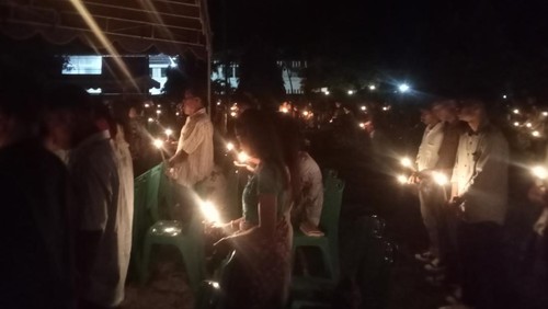 Ribuan umat Katolik merayakan misa malam Paskah di Gereja San Juan Lebao, Keuskupan Larantuka, Flores Timur, Nusa Tenggara Timur (NTT), Sabtu (19/4/2025). (Yurgo Purab)