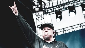 Ricky Siahaan, gitaris Seringai, meninggal pada 19 April 2025 akibat serangan jantung setelah tampil di Tokyo, Jepang. Rekan musisi ikut memberikan penghormatan terakhir. Foto: Instagram Ricky Siahaan/raidgel