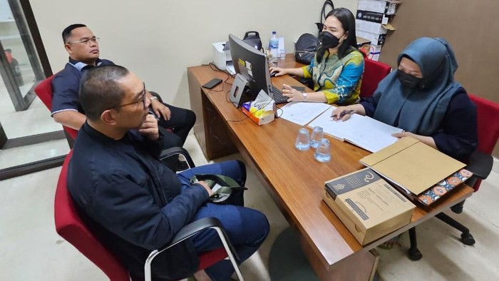 Ridwan Kamil saat laporkan Lisa Mariana ke Bareskrim Polri.