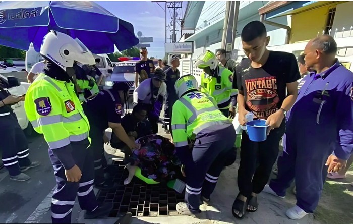 Seorang gadis tersangkut di jeruji drainase saat Festival Songkran