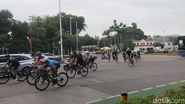 Silaturahride di Kawasan Bundaran Senayan, Jakarta Pusat, tetap berjalan meski kendaraan sudah bisa melintas (Maulani/detikcom)