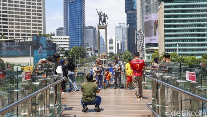 Skydeck Bundaran HI Masih Jadi Spot Favorit Berfoto Warga, Ini Potretnya Sejumlah warga berfoto di Sky Deck Halte Transjakarta Bundaran HI, Sabtu (19/4/2025). Memasuki libur panjang, Sky Deck menjadi salah satu spot favorit warga untuk berfoto mengisi waktu libur.