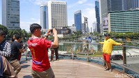 Memasuki masa libur panjang, Skydeck menjadi salah satu spot favorit warga untuk berfoto mengisi waktu libur.