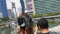 Anjungan ini menjadi spot berfoto favorit dengan pemandangan ikonik lanskap Bundaran HI.