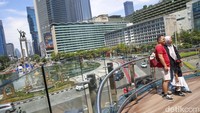 Suasana yang menyenangkan dan pemandangan ikonik kota Jakarta, skydeck Halte Bundaran HI menjadi tempat favorit untuk berfoto atau sekadar bersantai.