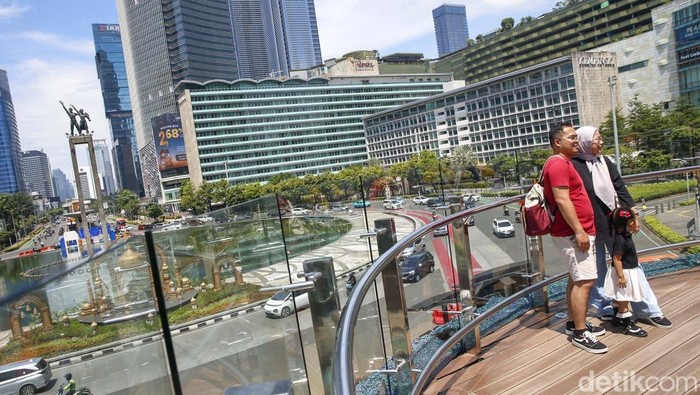 Skydeck Bundaran HI Masih Jadi Spot Favorit Berfoto Warga, Ini Potretnya Sejumlah warga berfoto di Sky Deck Halte Transjakarta Bundaran HI, Sabtu (19/4/2025). Memasuki libur panjang, Sky Deck menjadi salah satu spot favorit warga untuk berfoto mengisi waktu libur.