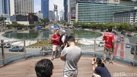 Berlokasi di Jalan MH Thamrin, halte ini buka dari pukul 05.00 hingga 21.00 WIB. Skydeck ini selalu ramai dikunjungi masyarakat yang penasaran atau ingin berfoto.