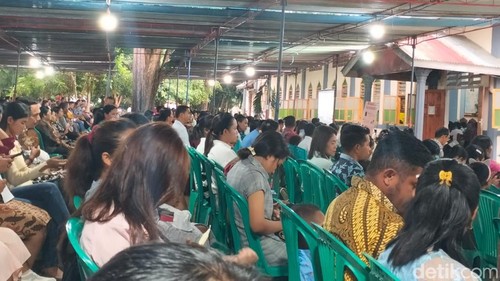 Suasana misa Malam Paskah di Gereja Katedral Paroki Roh Kudus Labuan Bajo, Manggarai Barat, NTT, Sabtu (19/4/2025) (Ambrosius Ardin)