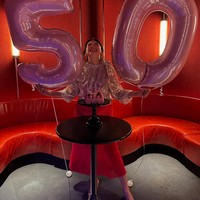 Dalam foto terbaru, Tata menampilkan gayanya dengan balon berangka 50 yang mewakili pertambahan usianya tahun ini. “The best is still unwritten,” tulisnya.Foto: Instagram @tatacahyani