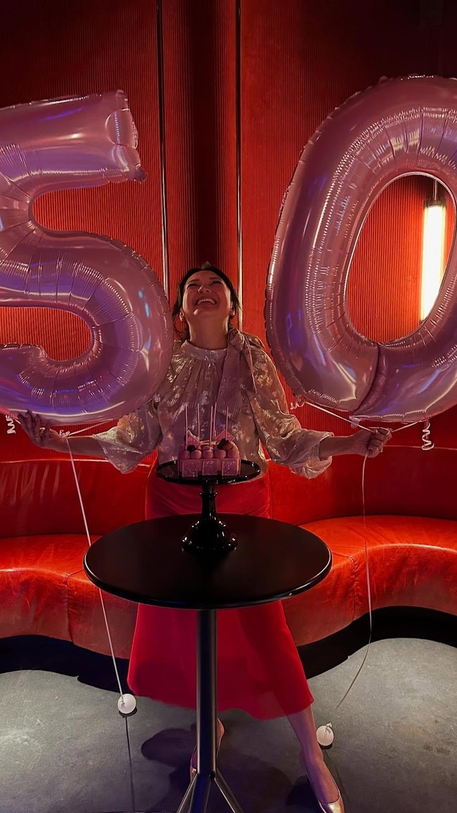 Dalam foto terbaru, Tata menampilkan gayanya dengan balon berangka 50 yang mewakili pertambahan usianya tahun ini. “The best is still unwritten,” tulisnya.Foto: Instagram @tatacahyani